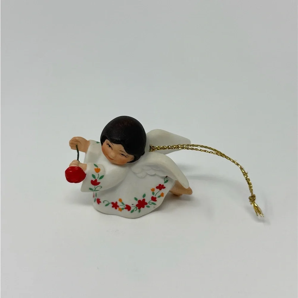 Avon Vintage Angel Ornament 1983 White Porcelain Ceramic Cherub Flower Garland